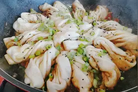 山西老妈在家做“焖饼”，一擀一扭，主食和菜一锅出，简单又好吃