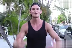 对黑人朋友说“黑人”的真实反应！花式作死！最后一个亮了视频封面