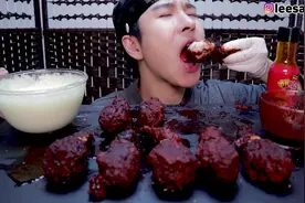 发黑的火鸡面辣酱，浇淋在小鸡腿上，芝士酱也不能拯救这样的火辣视频封面