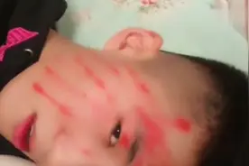 弟弟正在睡觉，姐姐把他脸弄红，竟还把脚放他脸上，弟弟反击了！视频封面