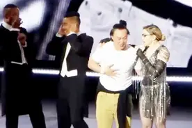 陈奕迅参加麦当娜演唱会，成幸运观众被拉上台，引起场馆一片欢呼视频封面