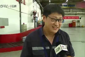 青岛机场搬运工：不畏高温“火炉”里抢时间，工装一天都不会干视频封面