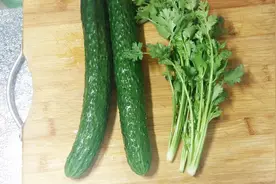 家常美食凉拌黄瓜香菜的正确做法，这一步是关键，你做对了吗？视频封面