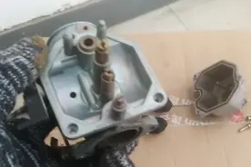 摩托车加油门发突，有顿挫感，检查后发现是化油器主量孔通道堵塞视频封面