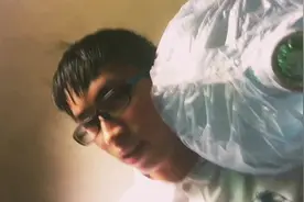 90斤小伙含泪扛120斤水，生活告诉我们，即使生活再苦也要自己扛