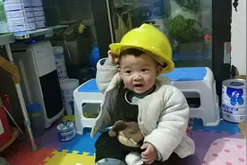 1岁宝宝戴头盔玩，头太小了，戴上就掉视频封面
