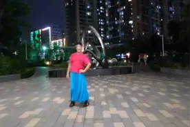 原创六十三岁的胖大妈首次走模特步广场舞《百花香》休闲的步伐