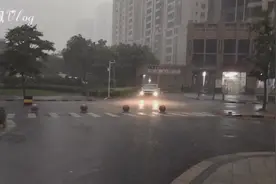 现在，广州海珠区正在电闪雷鸣，倾盆大雨~