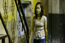 同伴上楼偷窥走到楼梯口看到的一目顿时惊呆了视频封面