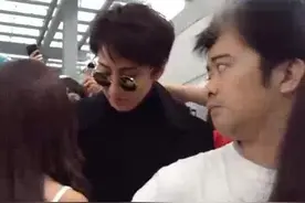 mike和李海娜到机场粉丝太多，mike全程手护着李海娜肩膀，甜死人视频封面