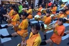 日本女大学生街头巡游表演，网友感叹年轻真好视频封面