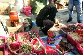 农村集市上江湖郎中现场配制泡酒药材，能治很多病，一罐才100块视频封面