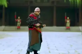 五鼠之一在皇上面前表演缩骨功，轻松挣脱了铁链！