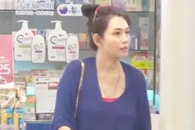 51岁邱淑贞独自现身商场购物，昔日女神老态渐露视频封面