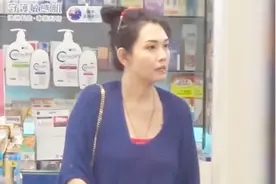 51岁邱淑贞独自现身商场购物，昔日女神老态渐露视频封面