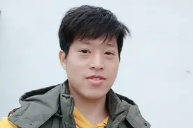 春节不串门不探亲，小伙子找到十几年前的破吉他，看看还能不能用