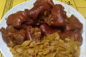 红烧两个大猪蹄儿，配上豆皮这个味猪蹄这么做酱香十足，唇齿留香