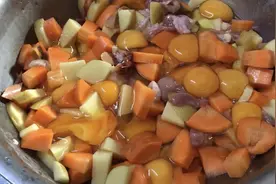 自制4斤重16个蛋黄的狗狗月饼，马犬抢吃的吼声，邻居都能听见