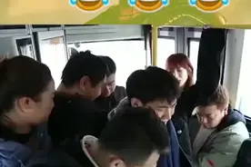 公交车很挤是种什么体验？拍的很真实😂😂视频封面
