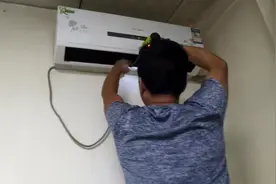 美的空调内机会“下雨”，小伙将机器拆开就看出是哪里的问题了