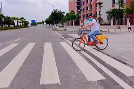 一个人在沙滩上行走，回头为什么看不见自己的脚印?