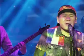 大叔去酒吧演唱，结果惹上黑社会，连老板都按不住他！视频封面