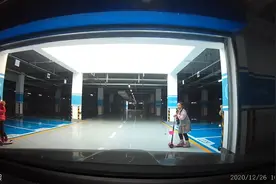 不要带孩子在地下停车场里玩耍和逗留，空气也不好，真的很危险视频封面