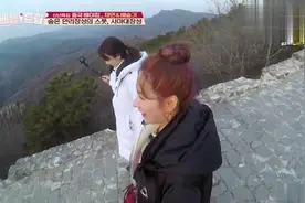 韩国女明星在北京旅游,看到长城被震撼到,忍不住上去摸一把！视频封面