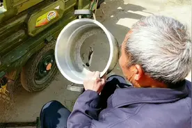 七七花25元修复破损旧锅，看看农村大爷如何十多分钟修复破损旧锅视频封面