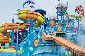 小优去水上乐园玩，妈妈和哥哥从长长的环形水上滑滑梯滑下，刺激视频封面