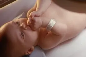 新生婴儿拥有古怪基因，容颜迅速衰老，不到10年就成了老大爷！视频封面