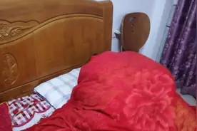 老公把我的手打肿了，趁他睡觉，我要还教训他视频封面