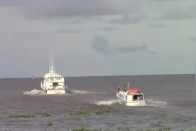 前面的船快跑，后面有一艘船追着你来