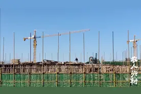 30多度的温度，农民工顶着大太阳在工地上修建房屋，真辛苦视频封面