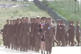 日本阅兵演习场面壮观！中国仪仗队出场瞬间激动！完全碾压日本视频封面