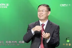 男孩因暑热发烧，专家现场辩证讲解：小儿受暑热影响有哪些症状