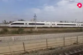 火车与高铁赛跑视频封面
