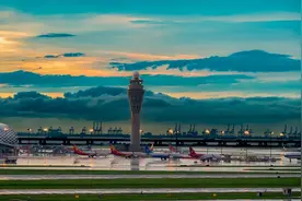 广州机场连日雷暴 导致大量航班备降深圳视频封面