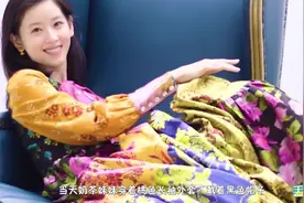 奶茶妹妹与姐妹聚餐狂笑不止，一个举动看出她与刘强东的婚姻状况视频封面