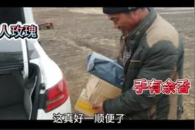 农村小伙变身快递员，免费给村里人取快递，俩字开心。视频封面