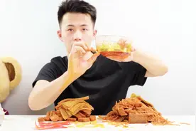 小伙网购数百包辣条，全靠手力，能榨出一小碗油，看完后还想吃吗