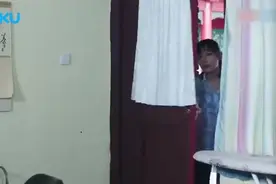 姐姐叫弟弟起床，不料感觉弟弟有点不对劲，掀开被子一看惊呆了！视频封面