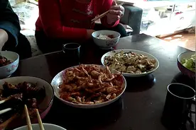 酱肘子配家常菜，他们为什么吃那么香呀视频封面