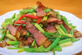 厨师长分享农家小炒腊肉芹菜，腊肉不柴不硬有嚼劲，下酒又下饭视频封面