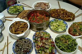 表弟第一次带女友回家见父母，做一桌丰富的菜，看看都有些啥？视频封面