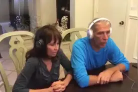 夫妻用猜唇语游戏告诉爸妈怀孕喜讯，准外公的反应太可爱了