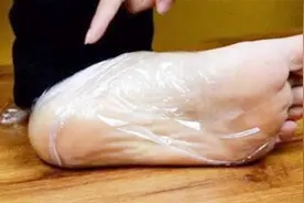 睡前把保鲜膜缠在脚上，真是厉害！这作用有钱都买不着！