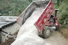 表哥单手开拖拉机，下雨路太滑，上不了坡，只能开去其他地方视频封面