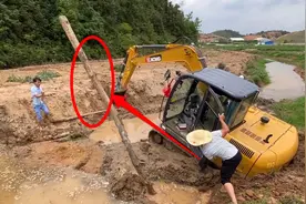 挖掘机陷泥沟，两小伙这办法想的？后果如你所想，太危险了！视频封面