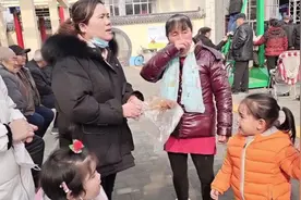 一家人去逛会，碰见舅妈聊了半天，舅妈孙子为什么哭的好伤心。视频封面